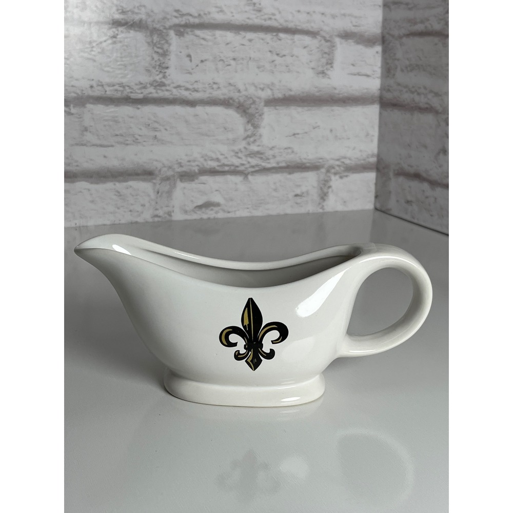 Coushatta Casino Resort Louisiana Mardi Gras Fleur de Lis Ceramic Gravy Boat